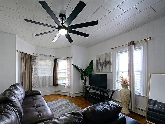 3rd image of 401 Buffinton St