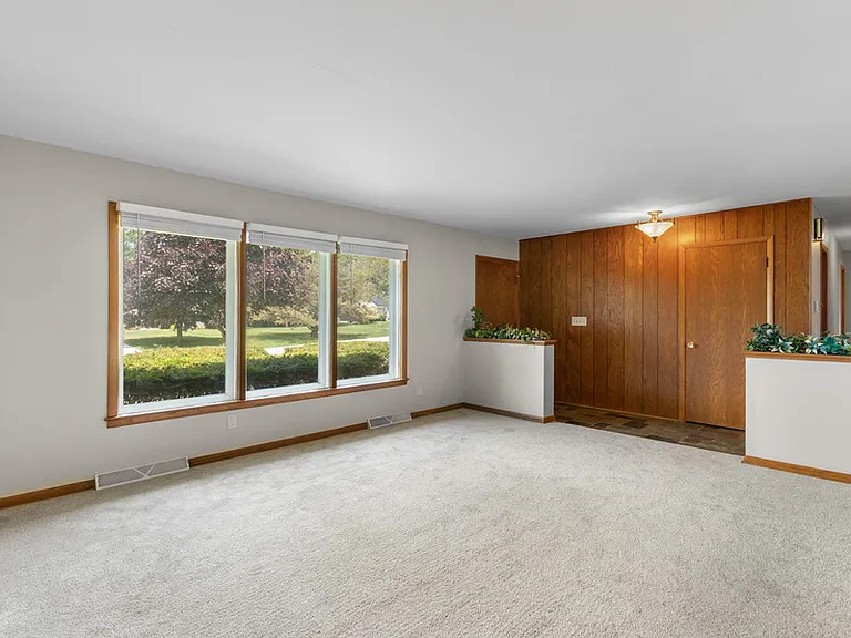 18525 Heathway Ln — Photo 3