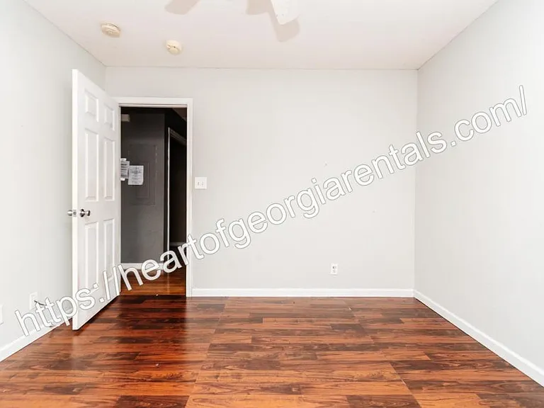 132 Coronation Dr — Photo 2