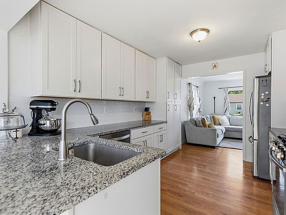 5th image of 22810 Maxine St