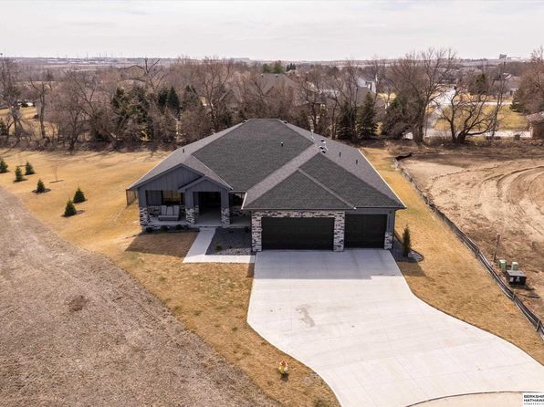 10423 S 166th Cir, Omaha, NE 68136