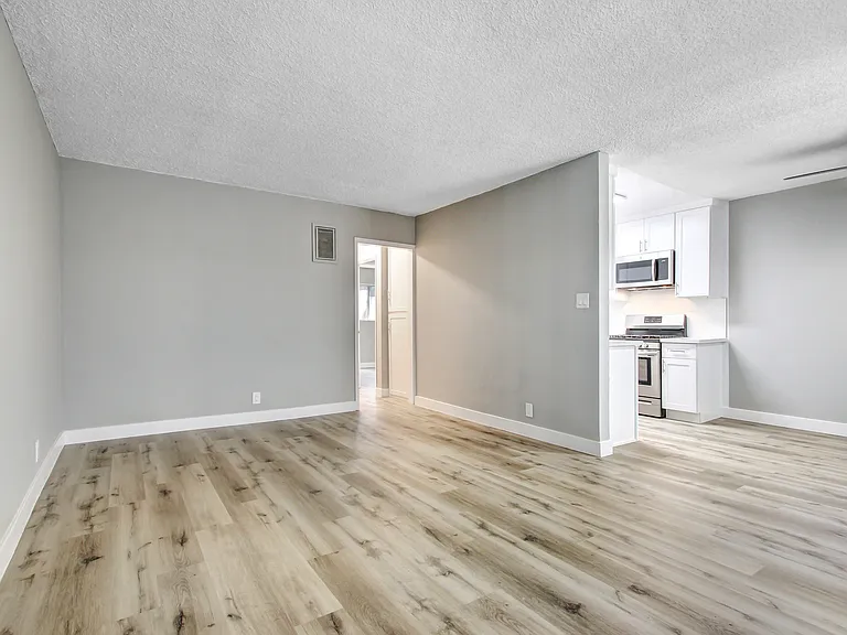 5112 Laurel Cyn Apartments — Photo 11