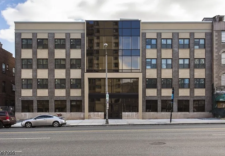 90 Clinton Ave — Photo 15