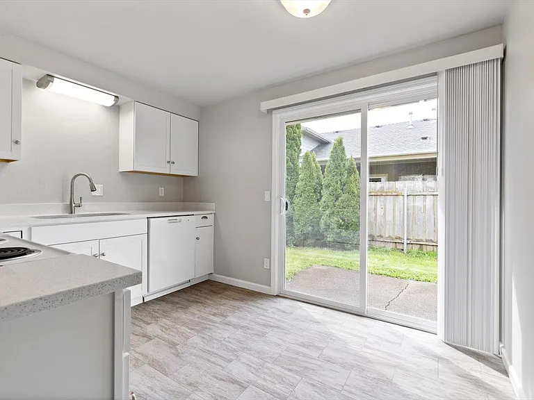 2556 Hill St SE — Photo 4