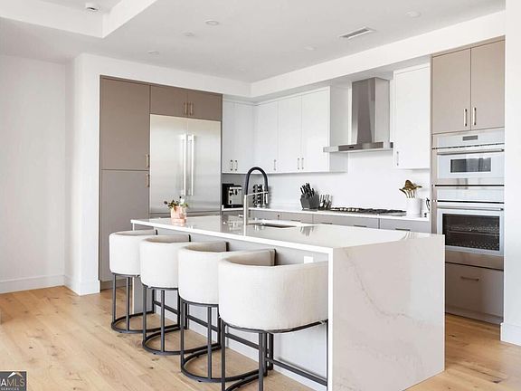 2nd image of 2425 Peachtree Rd NE #612