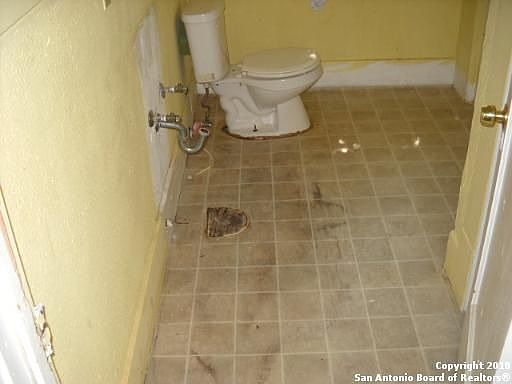 5th image of 2747 E Houston St