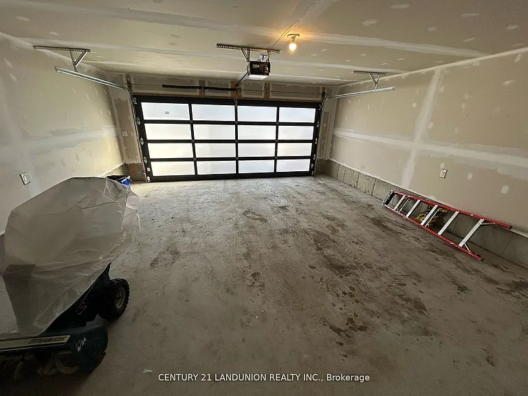 111 Mumbai Dr — Photo 32