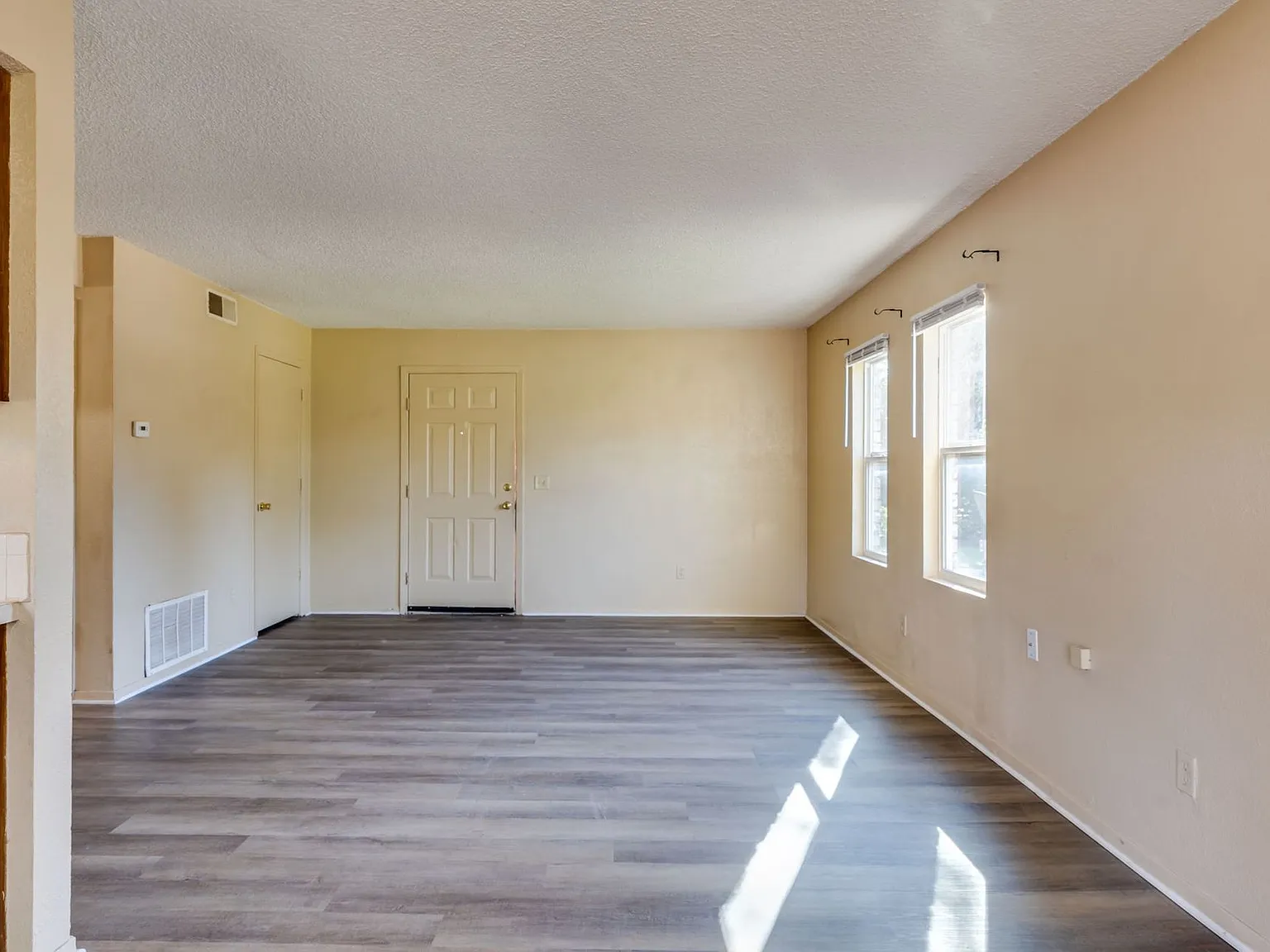 2 Bedroom, 1 Bathroom! — Photo 4