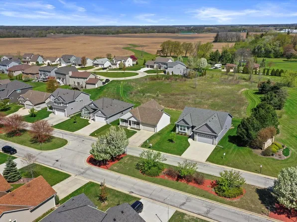 9020 Prairie Crossing DRIVE, Franksville, WI 53126