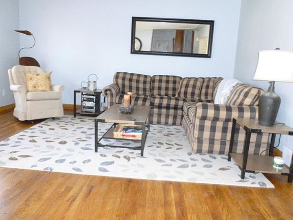 4th image of 276 Collier Ave