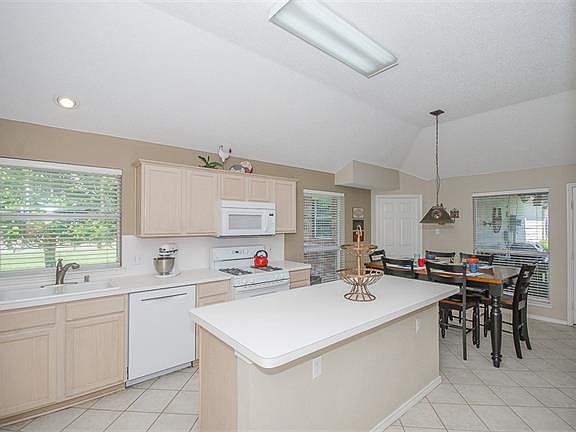 4th image of 3211 Elmwood Dr