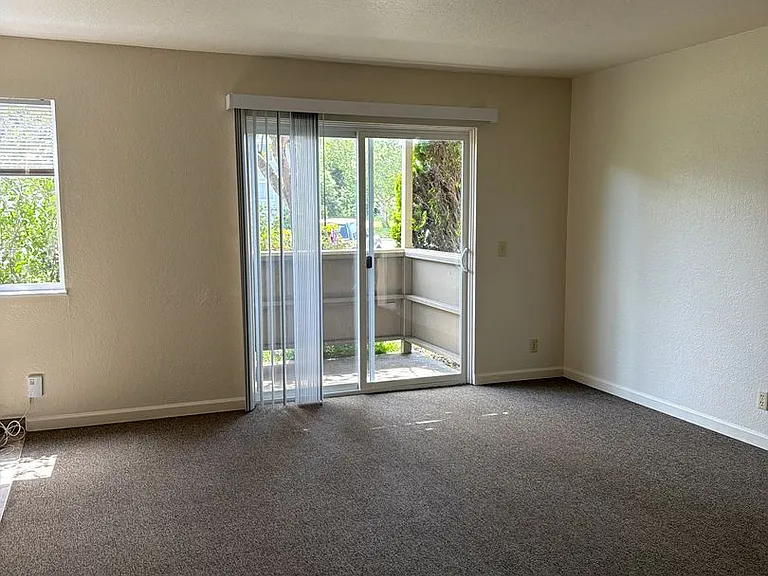 2270 Heather Ln — Photo 2