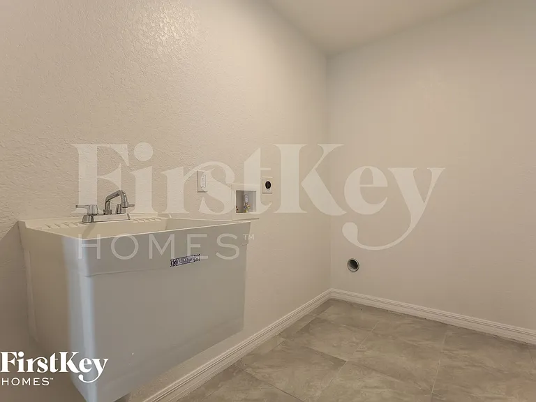 11932 Gretchen Ave — Photo 13