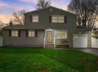 166 Benjamin St, Holbrook, NY