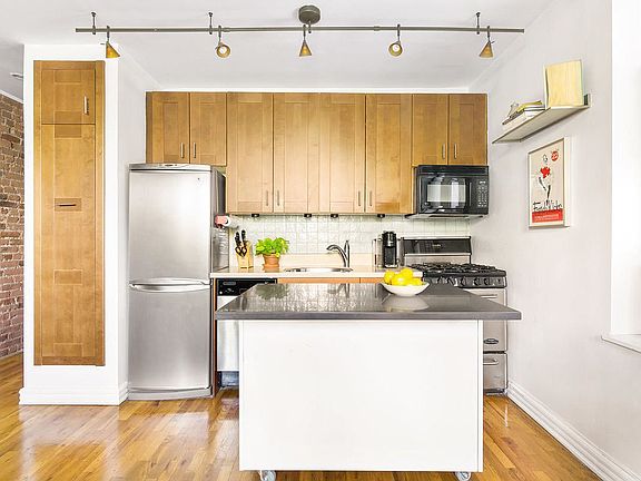 2nd image of 491 Park Pl APT 3R