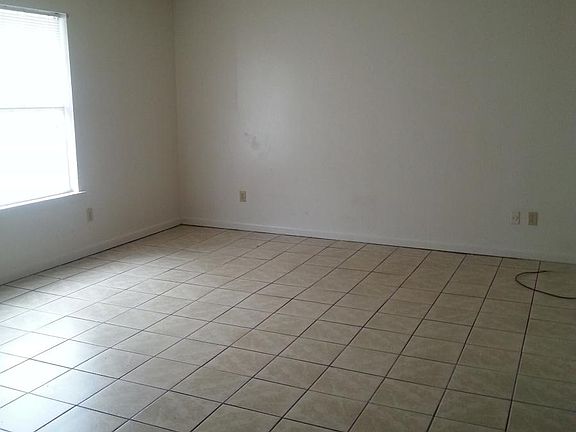 4th image of 563 S 61st Ave
