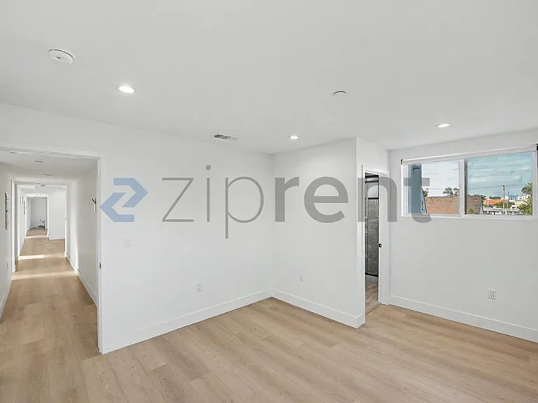 1438 W 37th Dr — Photo 11