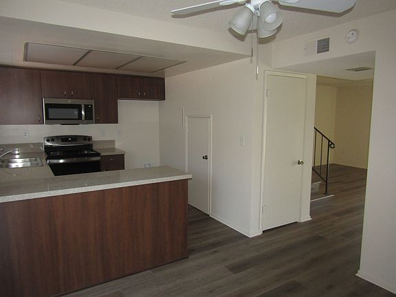 Kitchen w/microwave, cooking range, dishwasher & pantry