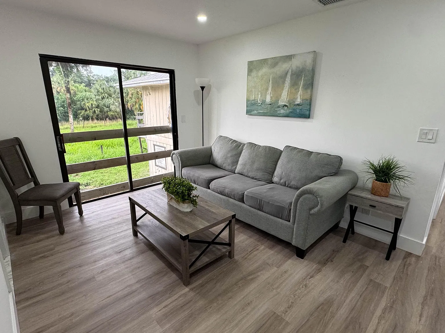 4 bed, 4.0 bath, 2500 sqft, $1,984 — Photo 4