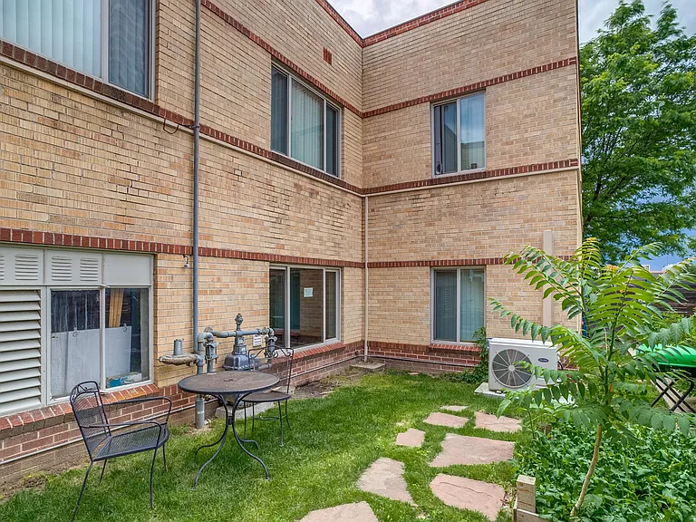 1422 Leyden St — Photo 17