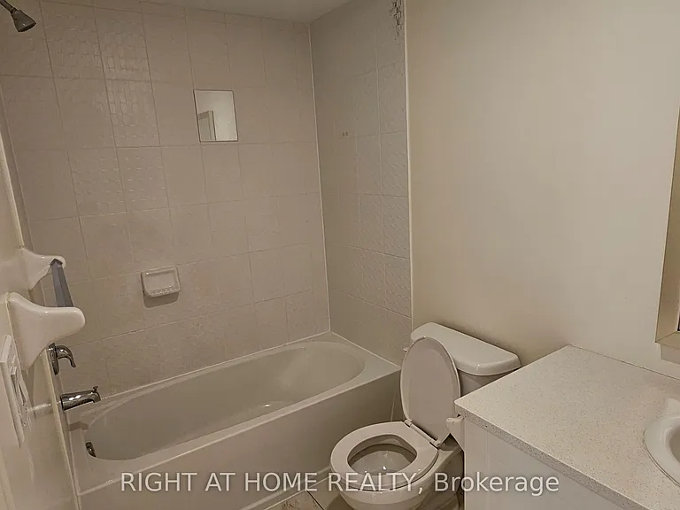 9430 Bayview Ave #UPPER — Photo 11