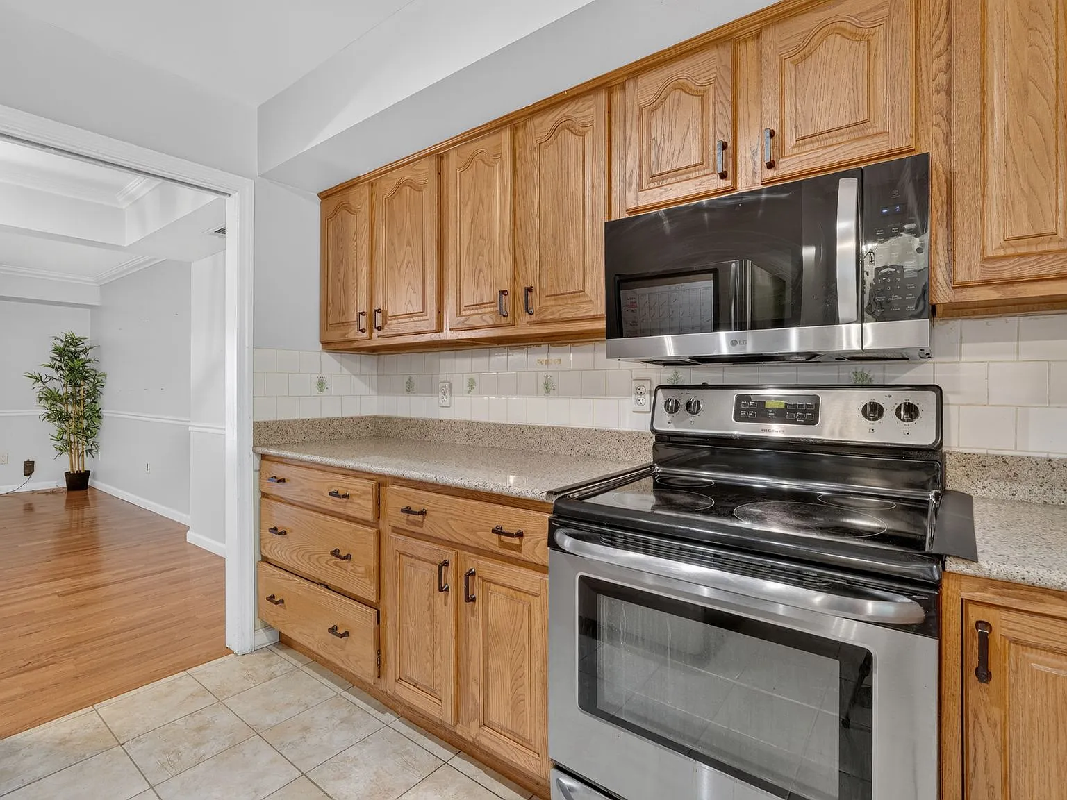 3 bed, 1320 sqft, $3,185 — Photo 4