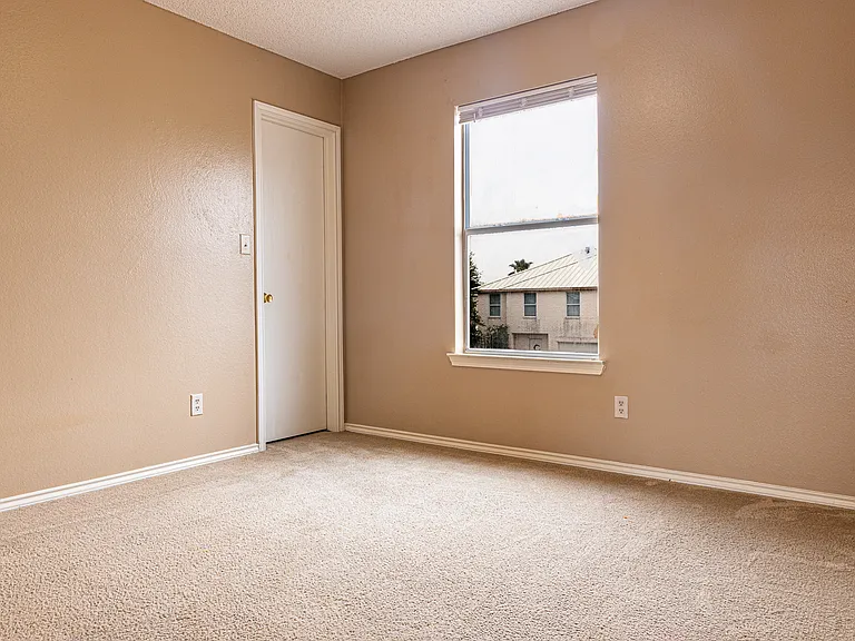 2104 Magnolia St — Photo 9