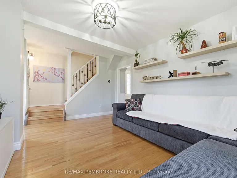 566 Perth St — Photo 22