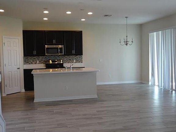 5th image of 523 Blue Cypress Dr
