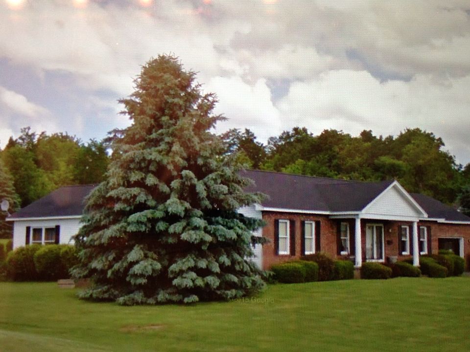 L-shaped large ranch home