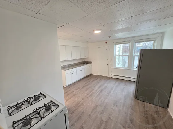  44 Bennett St 1stflr 3b/1b Updated Freshpaint Petsok Laundry Prkg, 44 Bennett St #1R, Woonsocket, RI 02895