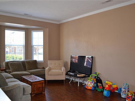 5th image of 818 S Lake Cir