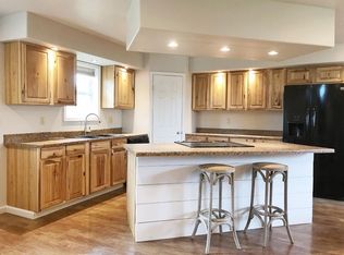 516 3rd St SE, Beach, ND 58621