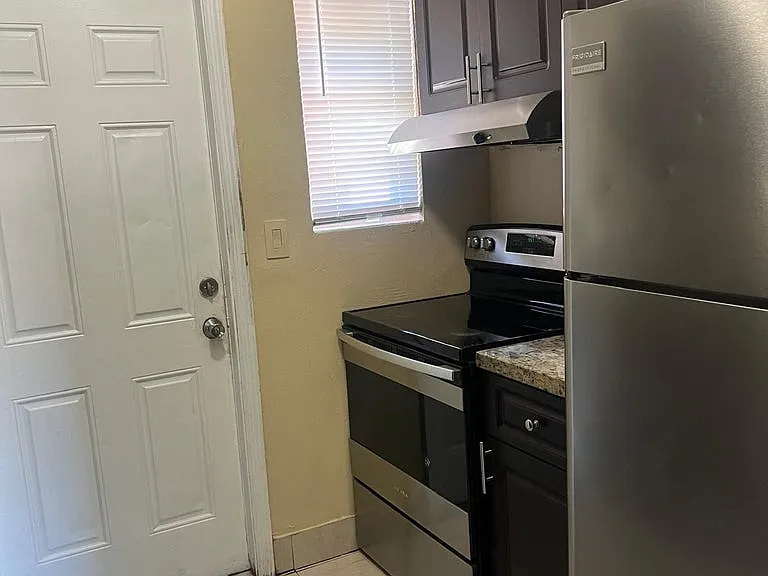 4721 NE 18th Ave — Photo 5