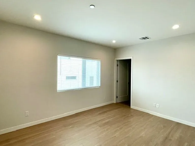 4937 W 20th St #1/4 — Photo 15