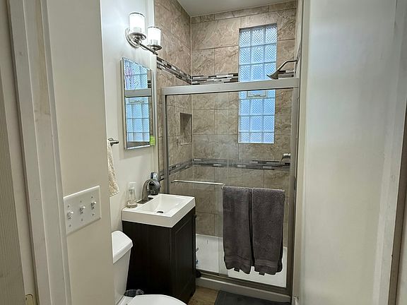 5th image of 1916 N Rockwell St #2