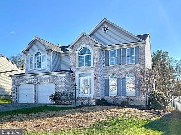 3rd image of 7 Symphony Woods Ct