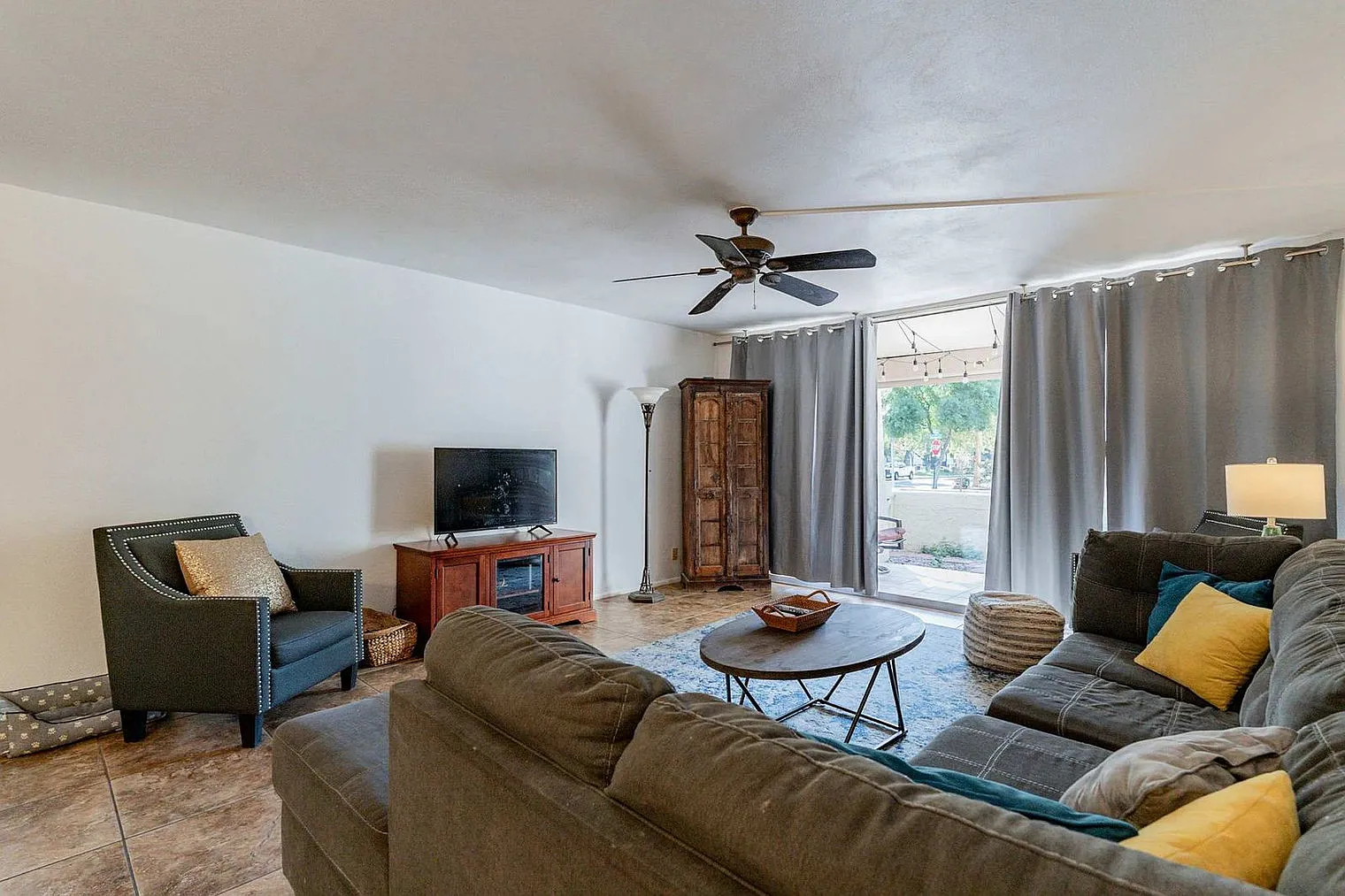 2 bed, 2.0 bath, 1044 sqft, $3,787 — Photo 2