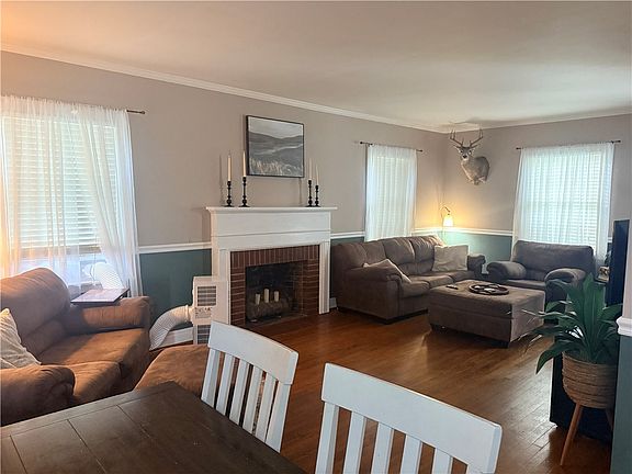 4th image of 176 Maple Ave