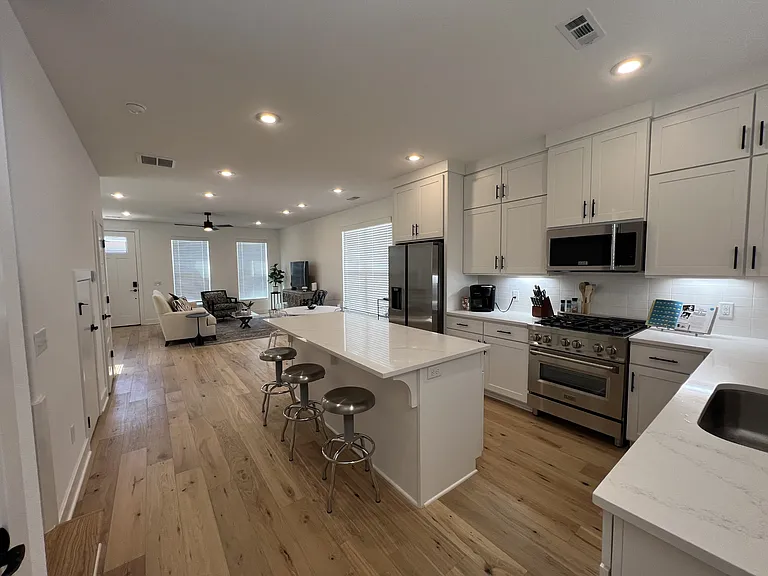 1326 Van Buren Ave — Photo 2