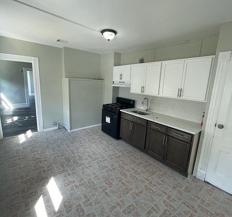 1st image of 176 N 14th St #3