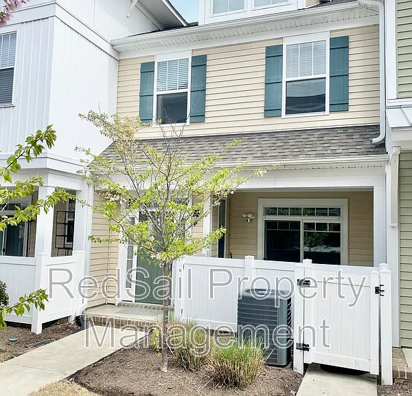 208 Fishers Ct — Photo 2