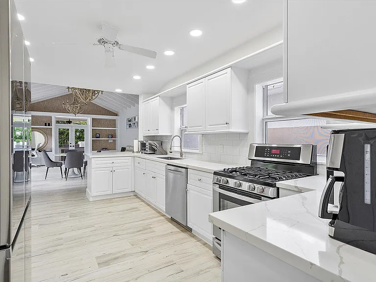 411 Poinciana Dr — Photo 14