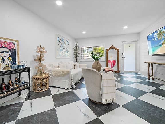 3rd image of 6450 Manor Ln