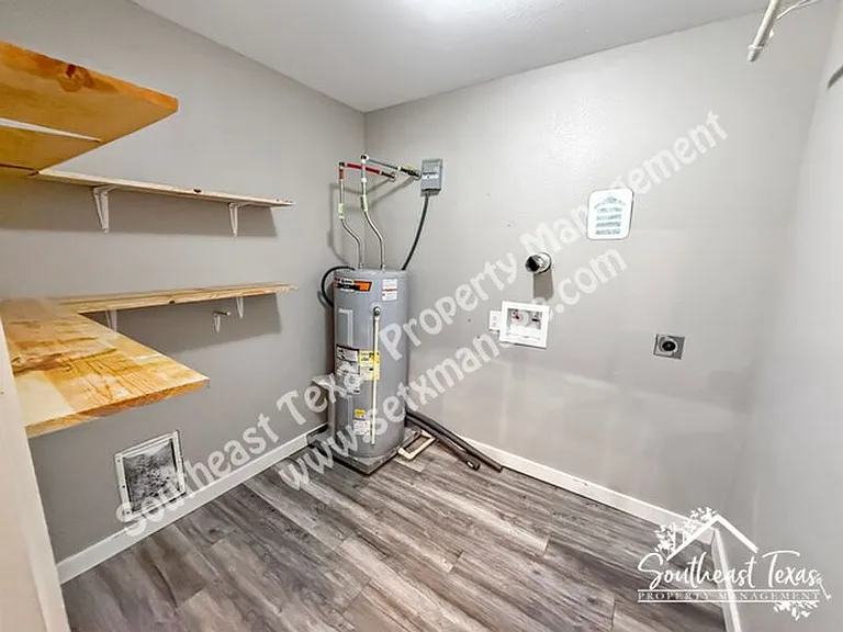 990 Springdale St — Photo 8