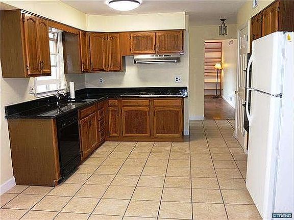 3rd image of 6 Stuyvesant Dr