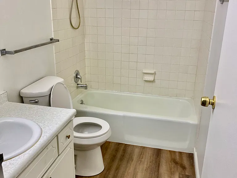 1807 W Parkway Dr #B — Photo 4