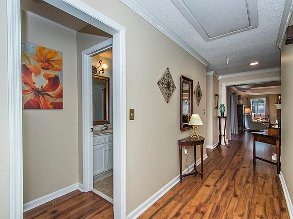 4th image of 324 Patio Pl