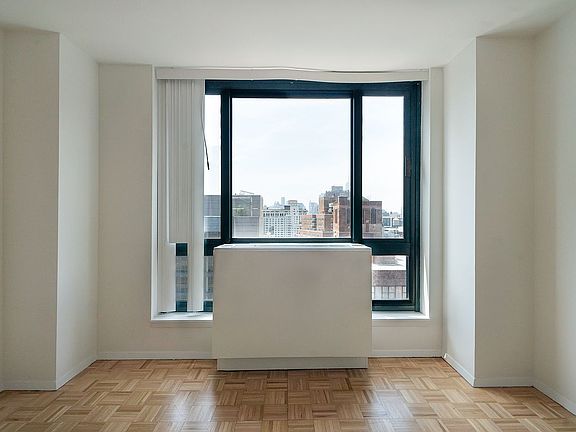 4th image of 1 Irving Pl APT V19e