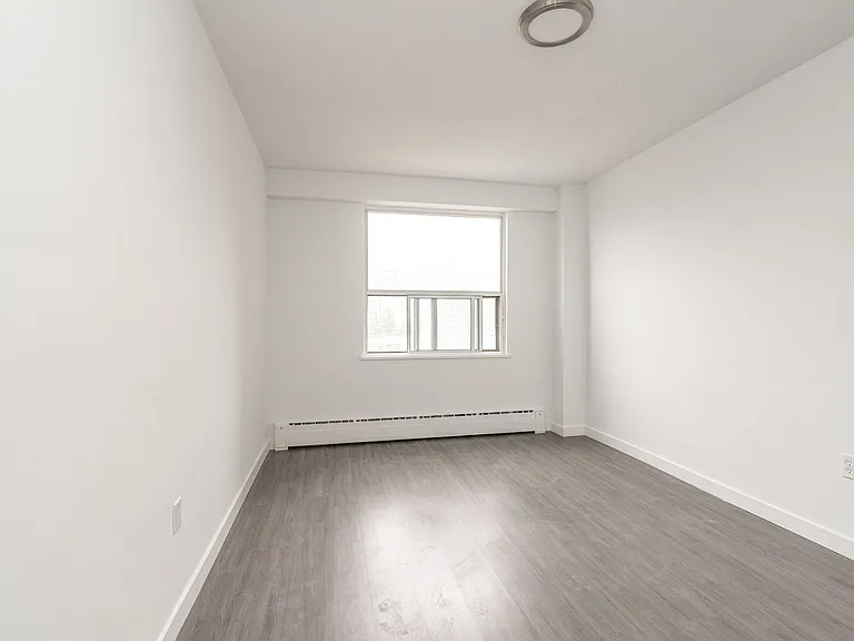 5 Mallory Gdns #50126A-602 — Photo 7
